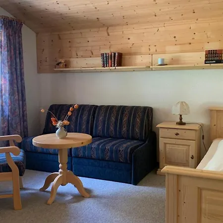 Alpenlodge Madau بيت للعطل