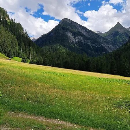 Alpenlodge Madau بيت للعطل *